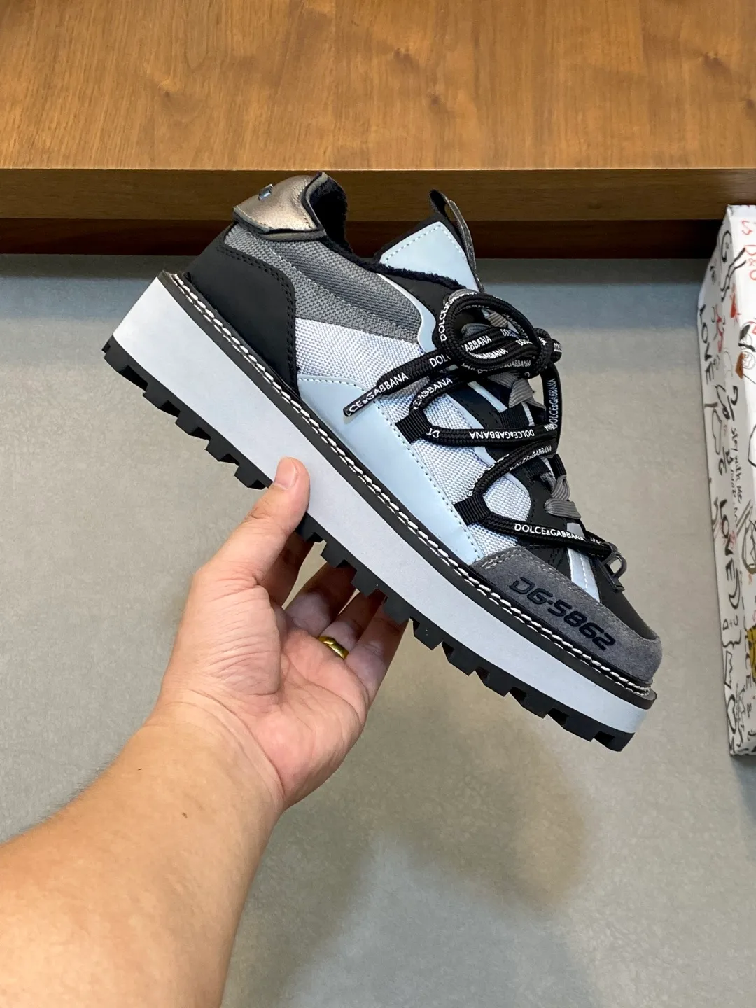 Men's men's shoes💰800 Dolce&Gabbana/Dolce & Gabbana men's new casual sports shoes This sneaker is made of multiple materials. The nylon fabric upper is integrated with glossy leather, suede leather and rubber elements, and is decorated with reflective details. It has a silk-screen logo and a dual design of thick round and flat laces. It has a square toe, rubber foam midsole and gear pattern rubber composite sole decorated with the iconic "DG" logo. The shoe body is decorated with three-dimensional labels with the brand logo in many places. The style is fashionable and elegant, and the unique design is presented in a dazzling and modern new language. The fabric towel lining is paired with logo cowhide feet for a stylish and stylish look! Comes with a full set of packaging! Size: 39-40-41-42-43-44 leather shoe size (38/45 can be customized but does not support returns)